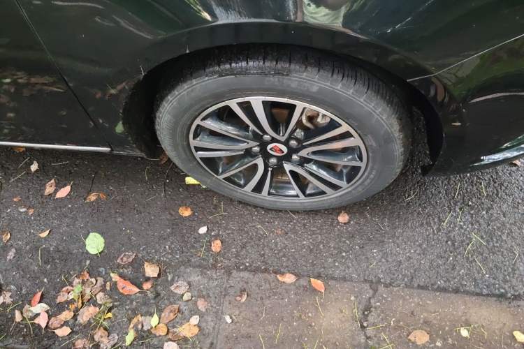 Used Roewe e950 2017 50T Hybrid Connected Executive Edition Right Front Wheel Hub