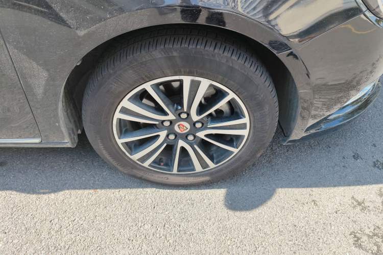 Used Roewe e950 2017 50T Hybrid Connected Executive Edition Right Front Wheel Hub