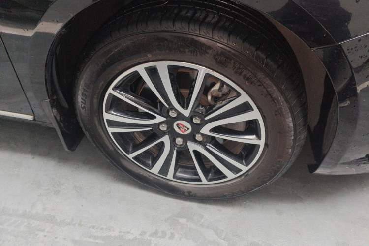 Used Roewe e950 2017 50T Hybrid Connected Executive Edition Right Front Wheel Hub