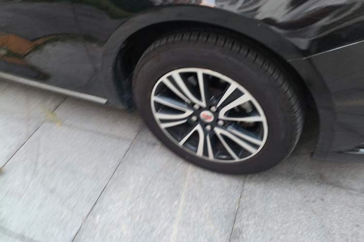 Used Roewe e950 2017 50T Hybrid Connected Executive Edition Right Front Wheel Hub