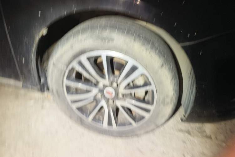 Used Roewe e950 2017 50T Hybrid Connected Executive Edition Right Front Wheel Hub