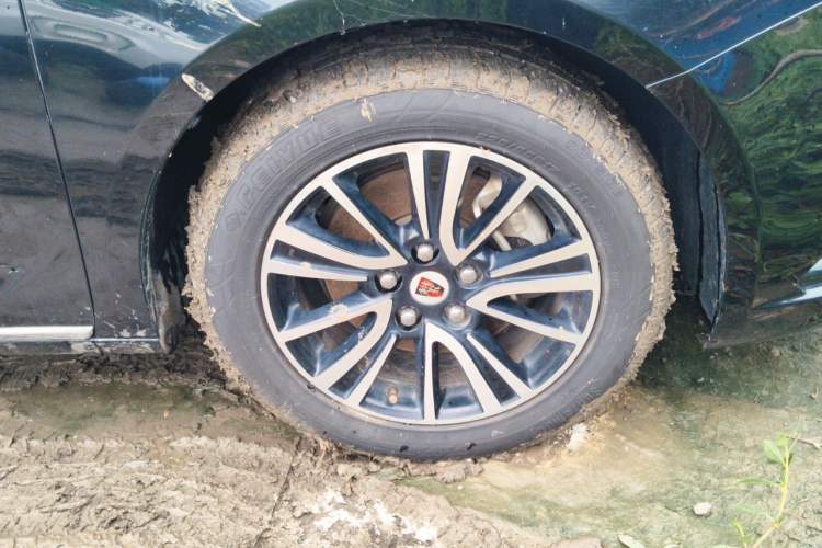 Used Roewe e950 2017 50T Hybrid Connected Executive Edition Right Front Wheel Hub