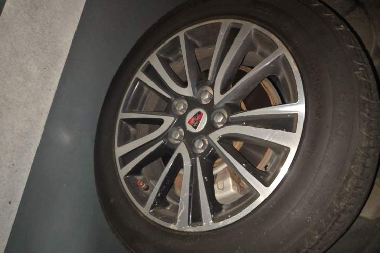 Used Roewe e950 2017 50T Hybrid Connected Executive Edition Right Front Wheel Hub