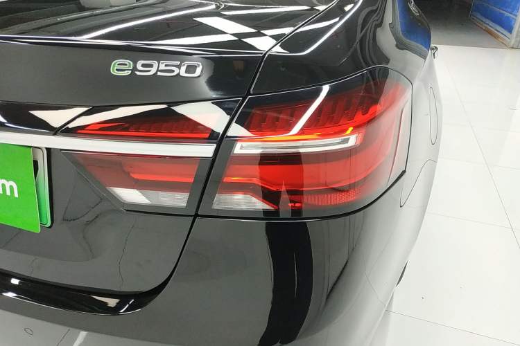 Used Roewe e950 2017 50T Hybrid Connected Executive Edition Right Rear Taillight