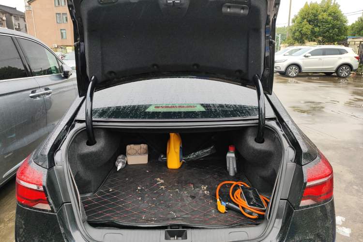 Used Roewe e950 2017 50T Hybrid Connected Executive Edition Trunk