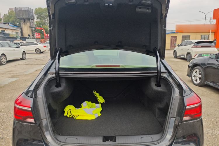 Used Roewe e950 2017 50T Hybrid Connected Executive Edition Trunk