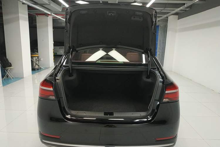 Used Roewe e950 2017 50T Hybrid Connected Executive Edition Trunk