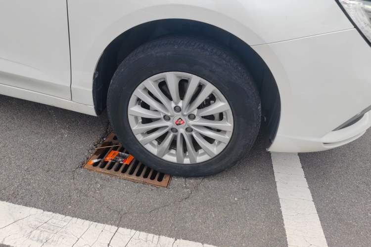 Used Roewe Ei5 2019 Luxury Edition Right Front Wheel Hub