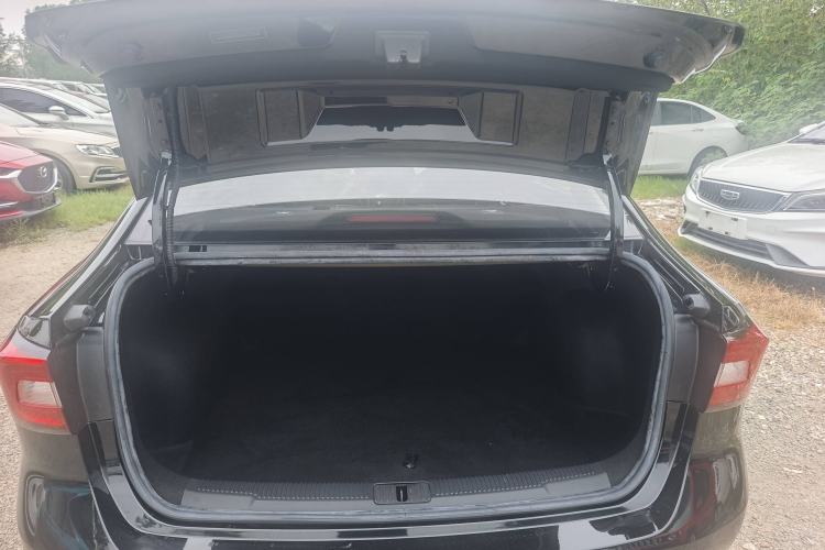 Used Roewe i5 2020 1.5L Automatic 4G Connect Luxury Flagship Edition Trunk