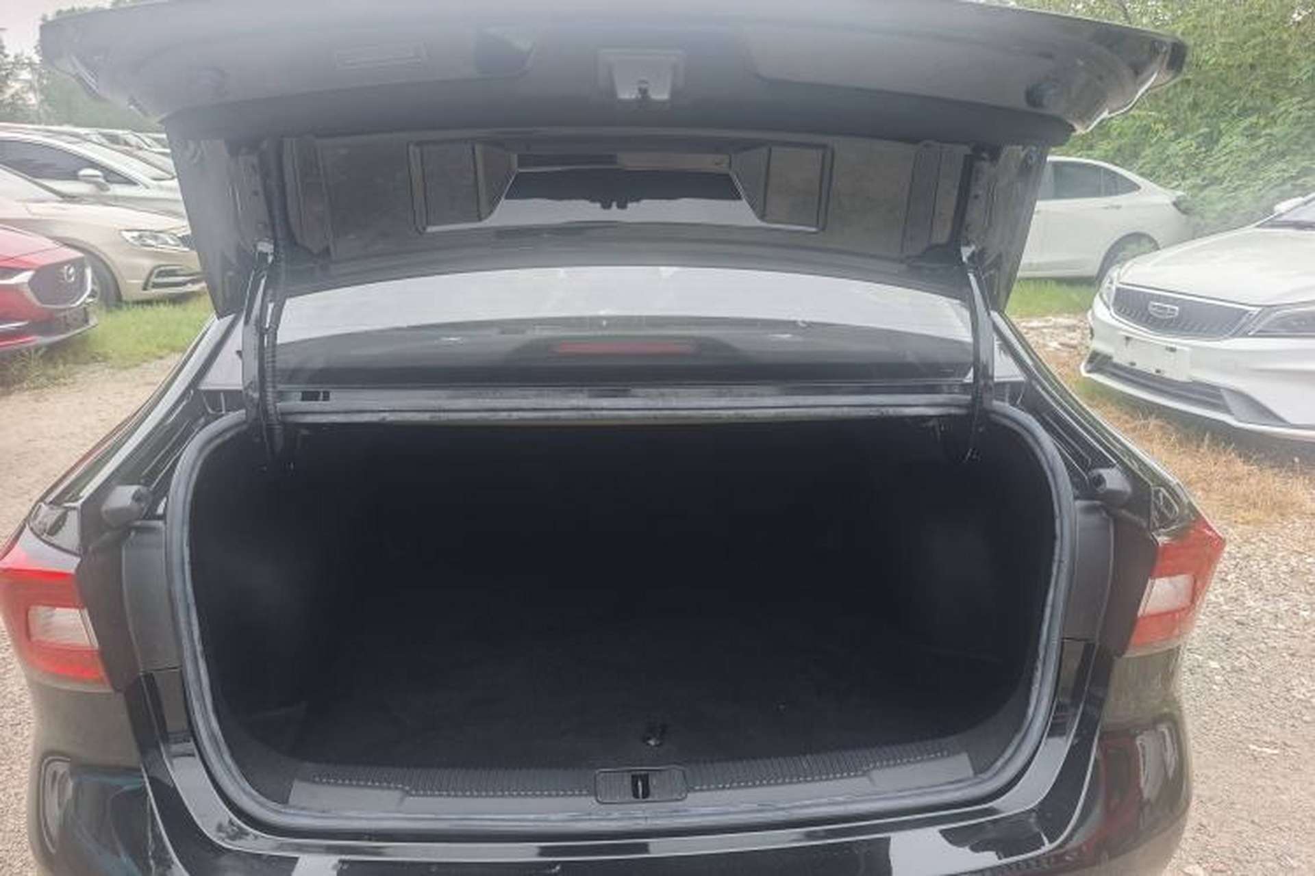Used Roewe i5 2020 1.5L Automatic 4G Connect Luxury Flagship Edition Trunk