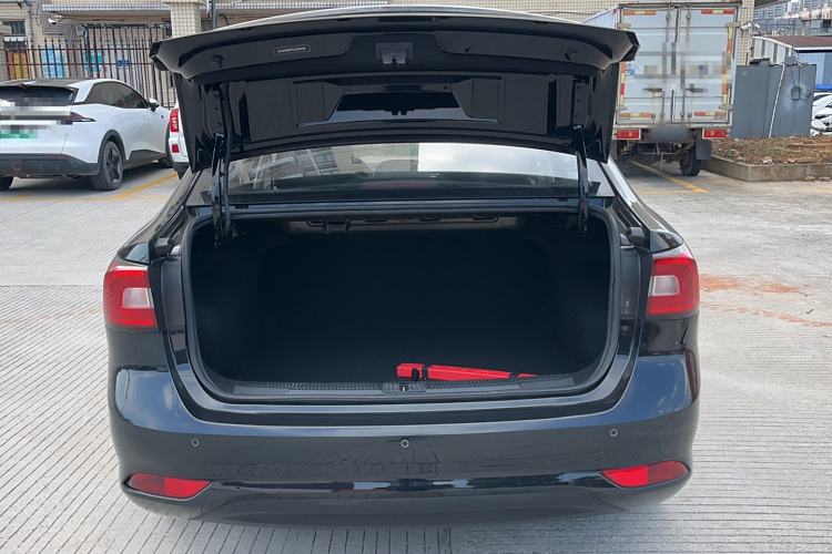 Used Roewe i5 2020 1.5L Automatic 4G Connected Linghao Edition Trunk