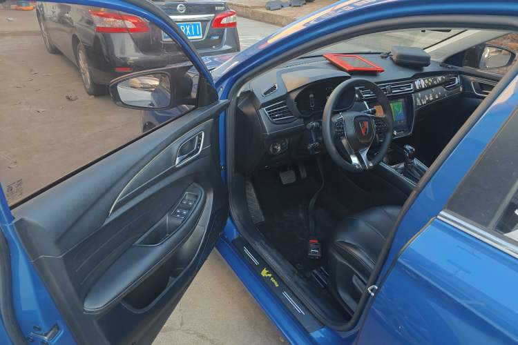 Used Roewe i5 2020 1.5L Automatic 4G Connect Luxury Flagship Edition Interior 3