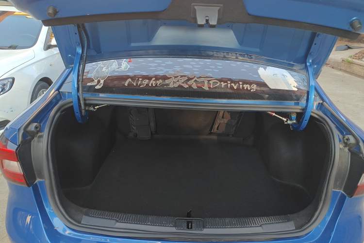 Used Roewe i5 2020 1.5L Automatic 4G Connect Luxury Flagship Edition Trunk
