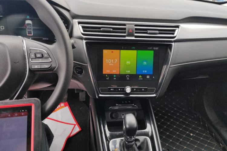 Used Roewe i5 2020 1.5L Automatic 4G Connect Luxury Flagship Edition Audio And AC Panel