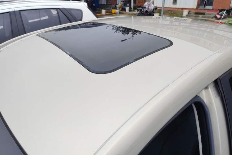 Used Roewe i5 2020 1.5L Automatic 4G Connect Luxury Flagship Edition Roof