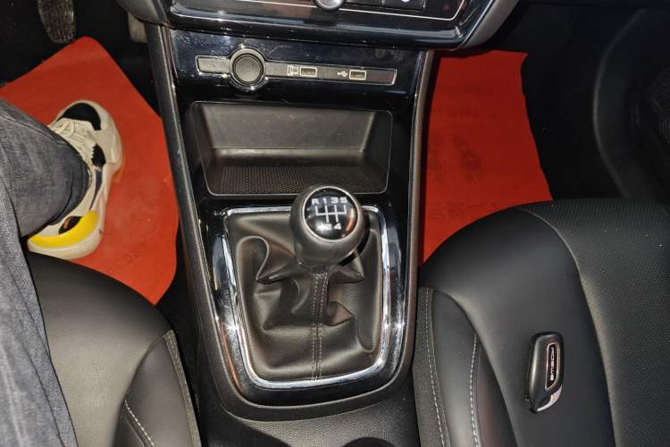 Used Roewe i5 2019 1.5L Manual 4G Connect Leehao Flagship Edition Gear Lever