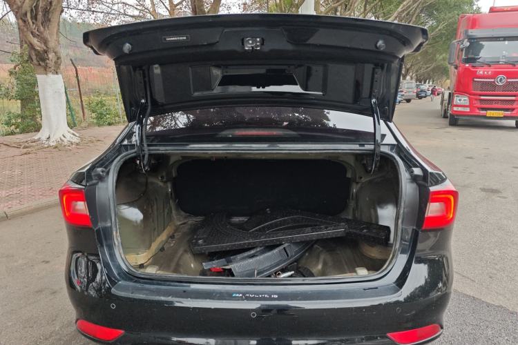 Used Roewe i5 2019 1.5L Automatic 4G Connected Langyue Edition Trunk