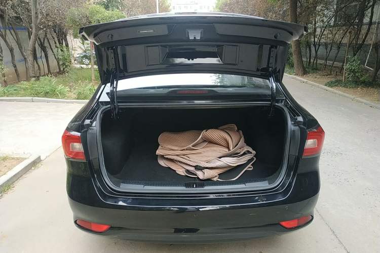 Used Roewe i5 2019 1.5L Manual 4G Connectable Langhao Edition Trunk