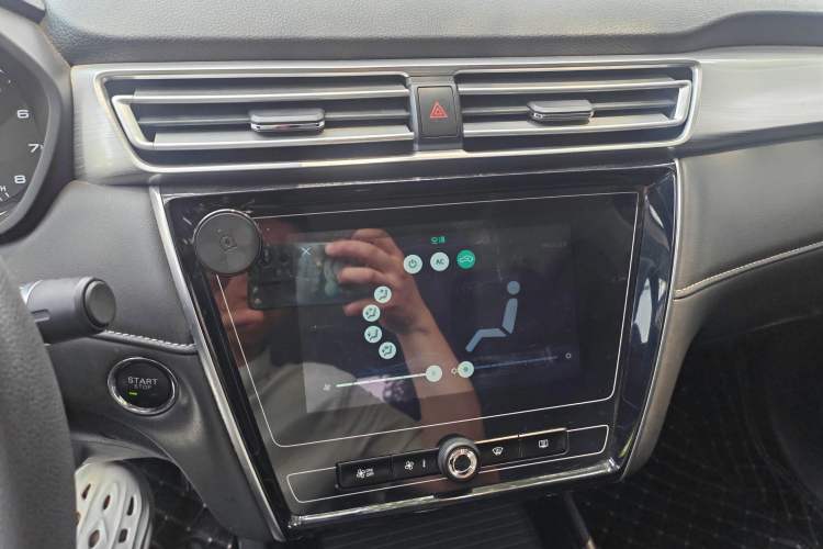Used Roewe i5 2019 1.5L Automatic 4G Connected Langyue Edition Audio And AC Panel