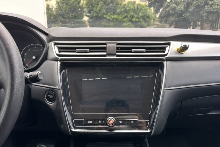 Used Roewe i5 2019 1.5L Automatic 4G Connected Linghao Edition Audio And AC Panel