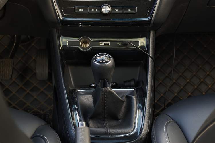 Used Roewe i5 2019 1.5L Manual 4G Connect Leehao Flagship Edition Gear Lever