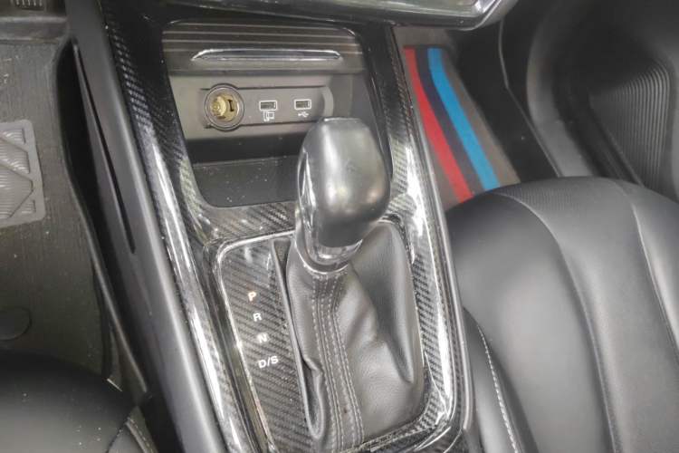 Used Roewe i5 2019 20T Automatic 4G Connect Luxury Flagship Edition Gear Lever