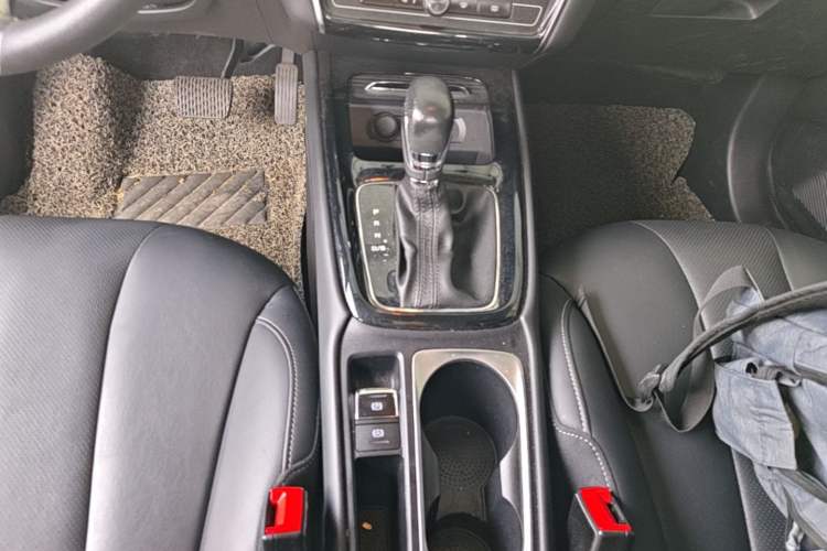 Used Roewe i5 2019 GL 20T Automatic 4G Connected & Ultra-Cool Play Edition Gear Lever