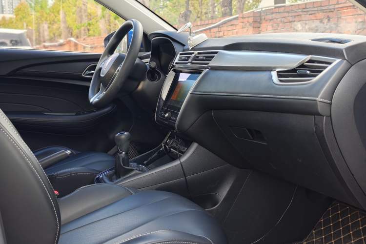 Used Roewe i5 2019 1.5L Manual 4G Connect Leehao Flagship Edition Interior 1