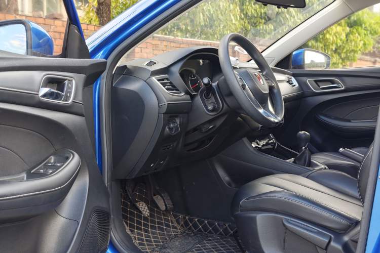 Used Roewe i5 2019 1.5L Manual 4G Connect Leehao Flagship Edition Interior 5