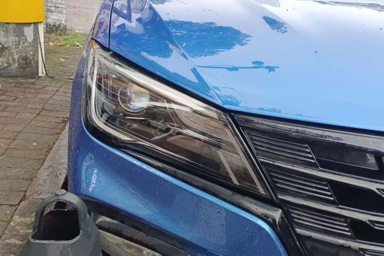 Used Roewe i5 2019 20T Automatic 4G Connected Supercharged Flagship Edition Right Front Headlight