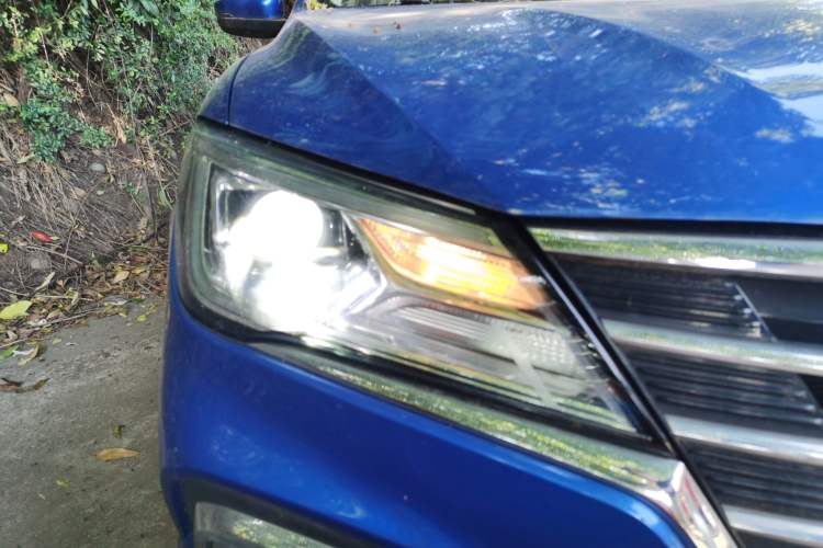 Used Roewe i5 2019 1.5L Manual 4G Connected Langyue Edition Right Front Headlight