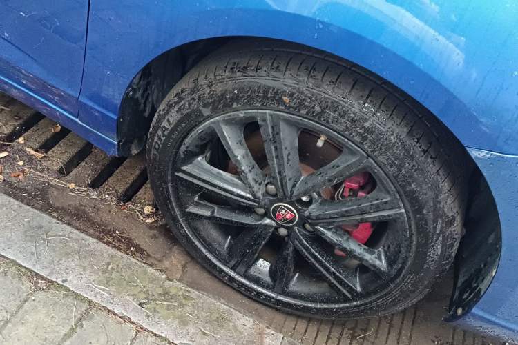Used Roewe i5 2019 20T Automatic 4G Connected Supercharged Flagship Edition Right Front Wheel Hub