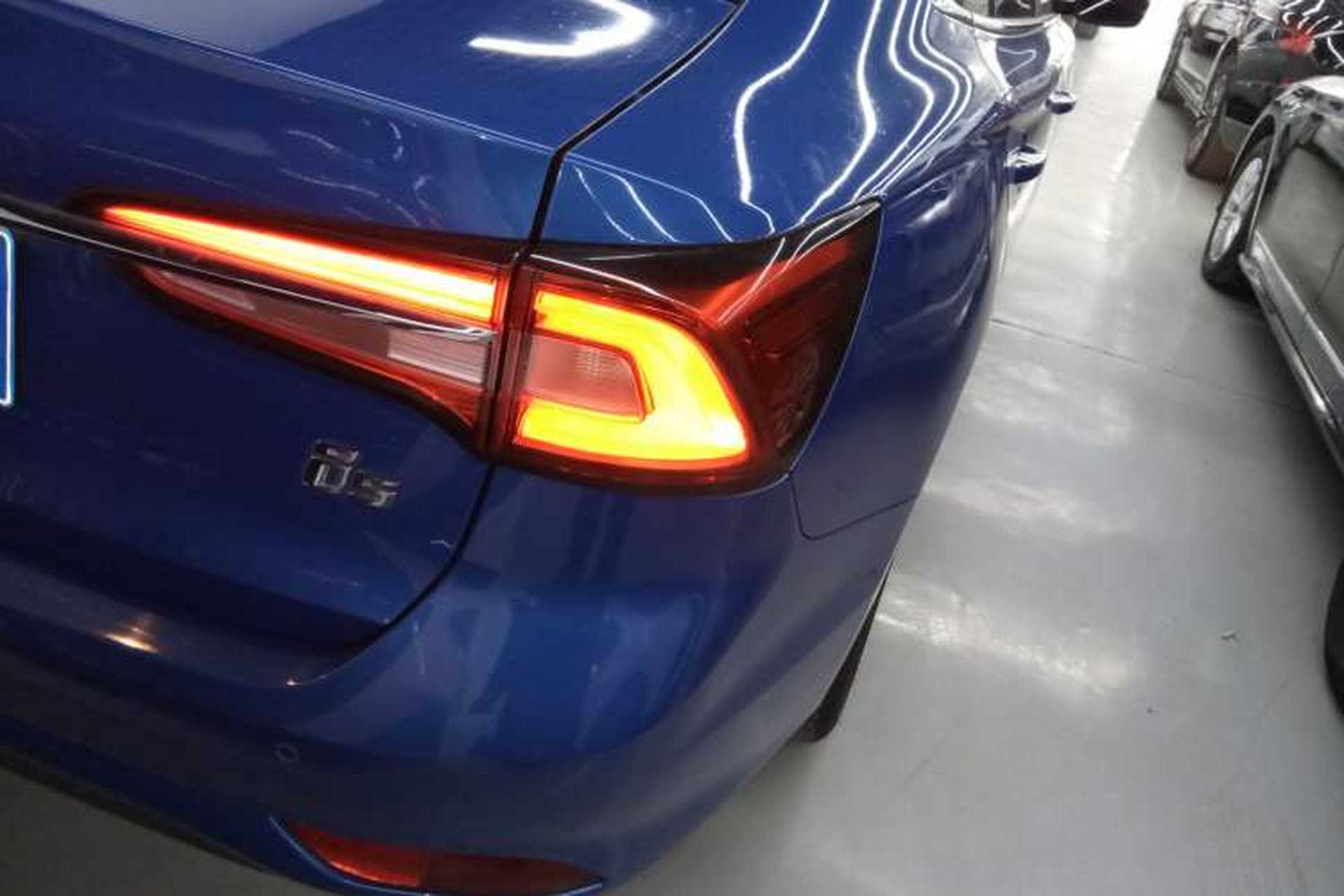 Used Roewe i5 2019 1.5L Manual 4G Connectable Langhao Edition Right Rear Taillight