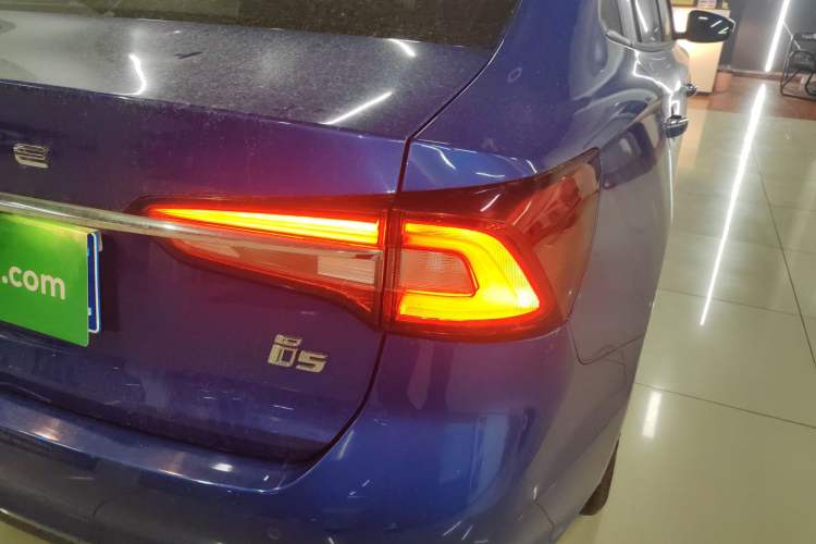 Used Roewe i5 2019 1.5L Manual 4G Connected Langyue Edition Right Rear Taillight