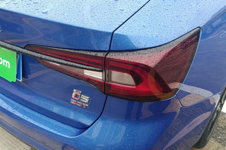 Used Roewe i5 2019 20T Automatic 4G Connect Luxury Flagship Edition Right Rear Taillight