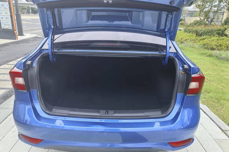 Used Roewe i5 2019 20T Automatic 4G Connect Luxury Flagship Edition Trunk
