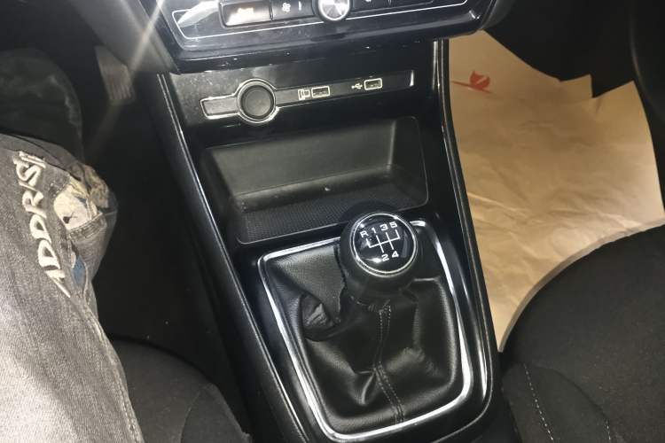 Used Roewe i5 2019 1.5L Manual 4G Connected Langyue Edition Gear Lever