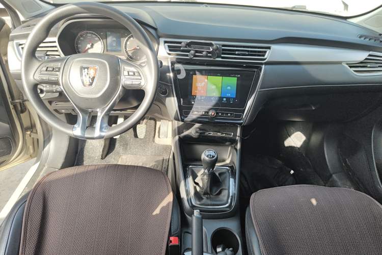 Used Roewe i5 2019 1.5L Manual 4G Connect Leehao Flagship Edition Interior 2