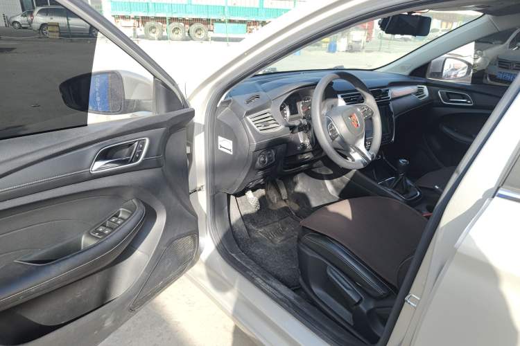 Used Roewe i5 2019 1.5L Manual 4G Connect Leehao Flagship Edition Interior 3