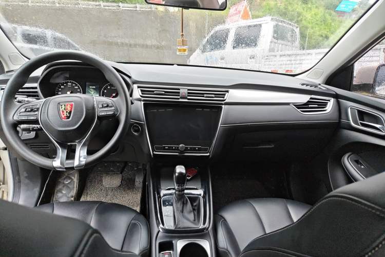 Used Roewe i5 2019 1.5L Automatic 4G Connected Langhao Edition Interior 3