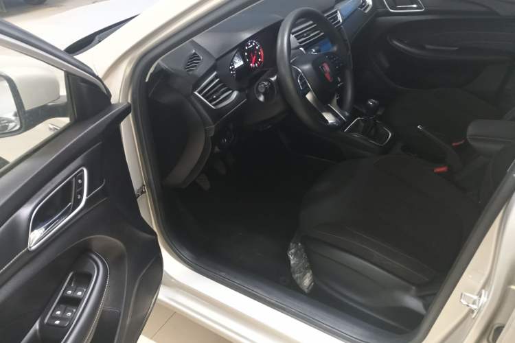 Used Roewe i5 2019 1.5L Manual 4G Connected Langyue Edition Interior 3