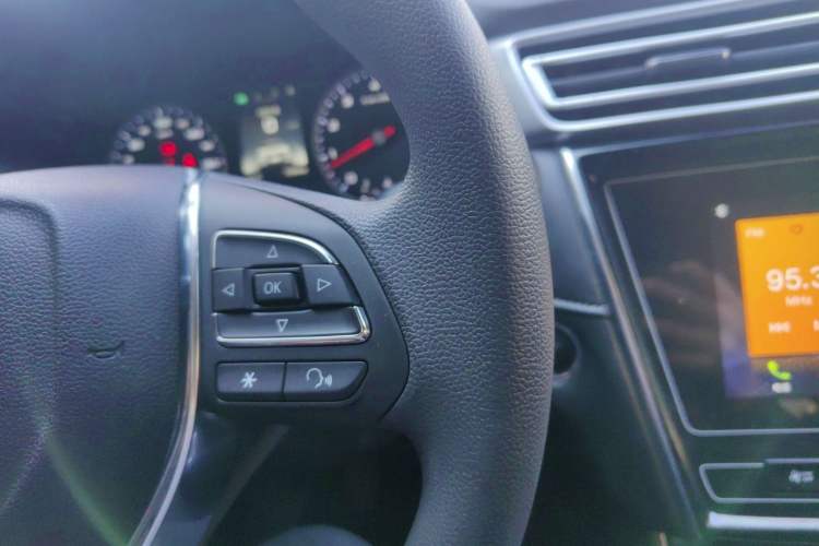 Used Roewe i5 2019 1.5L Manual 4G Connected Langyue Edition Interior 5