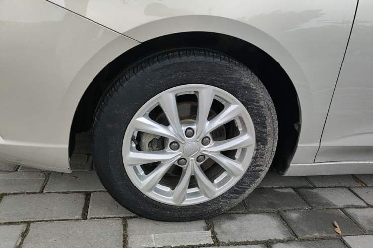 Used Roewe i5 2019 1.5L Automatic 4G Connected Linghao Edition Left Front Wheel Hub