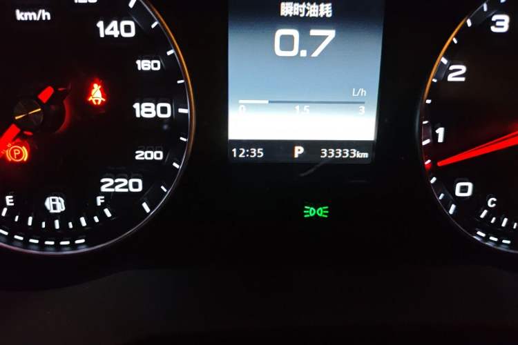 Used Roewe i5 2019 1.5L Automatic 4G Connected Langhao Edition Odometer Close Up