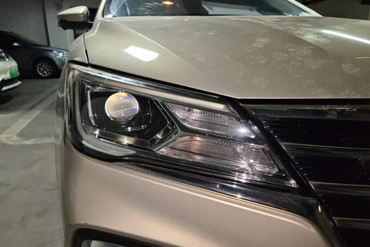 Used Roewe i5 2019 1.5L Automatic 4G Connected Langhao Edition Right Front Headlight