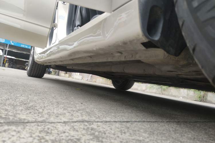 Used Roewe i5 2019 1.5L Automatic 4G Connected Langhao Edition Right Side Sill