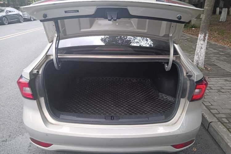 Used Roewe i5 2019 1.5L Automatic 4G Connected Langhao Edition Trunk