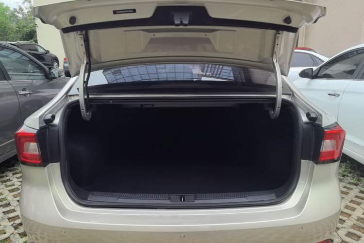Used Roewe i5 2019 1.5L Automatic 4G Connected Langhao Edition Trunk