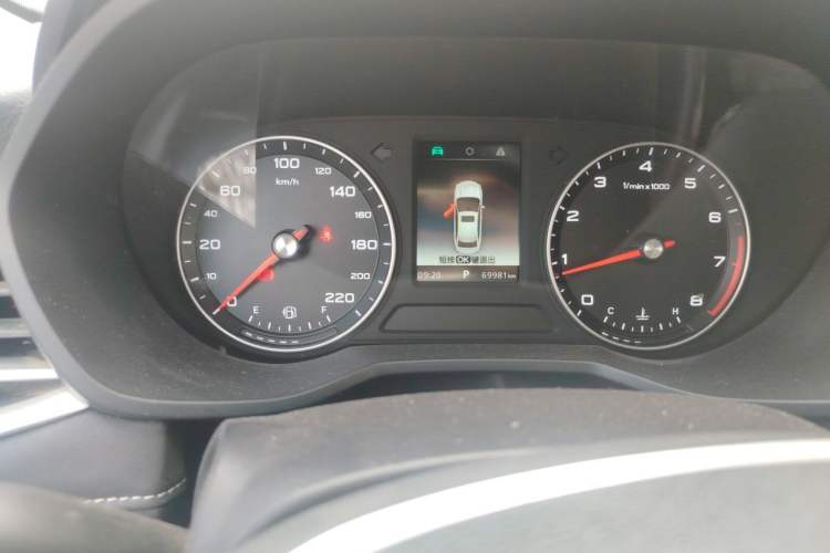 Used Roewe i5 2019 1.5L Automatic 4G Connected Langhao Edition Odometer Close Up