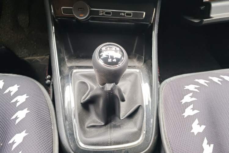 Used Roewe i5 2019 1.5L Manual 4G Connected Langyue Edition Gear Lever